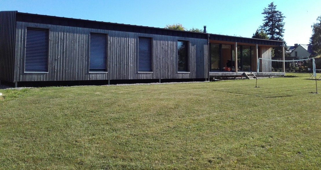 Construction en bois, couverture zinc, bardage douglas naturel